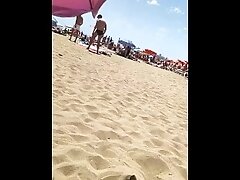 En la playa desnudo jugando