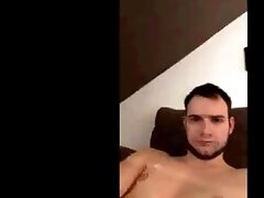 Hannes Mühlin masturbiert vor einem Mädchen vor der Webcam